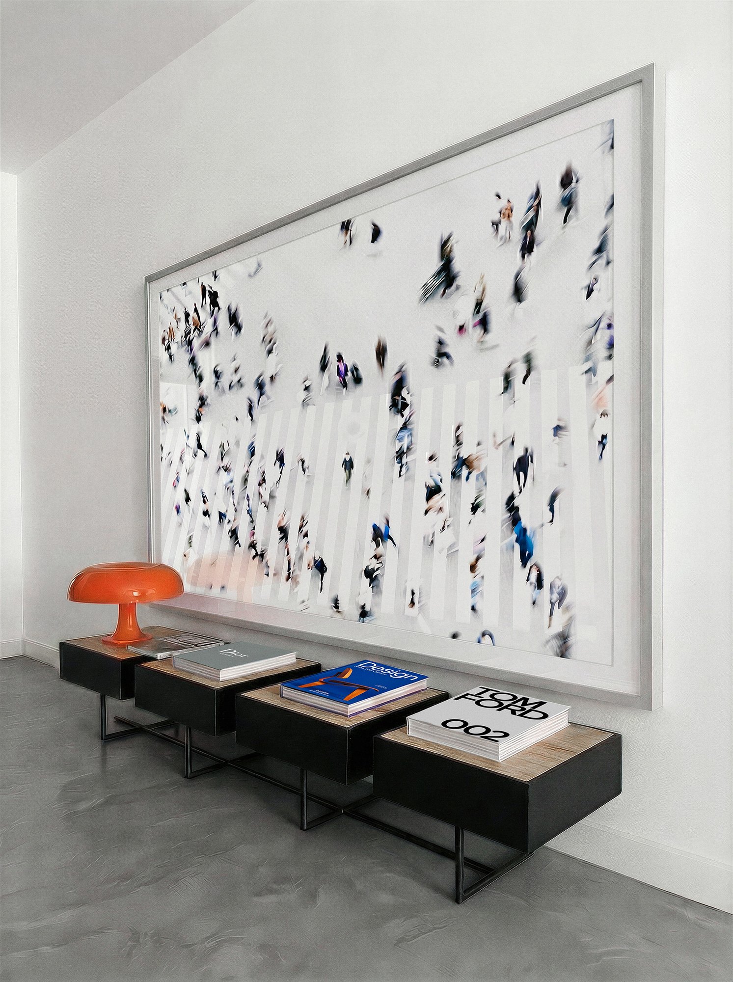 Oversized IN MOTION — obra em grande formato, 220 × 146 cm, emoldurada em ambiente
